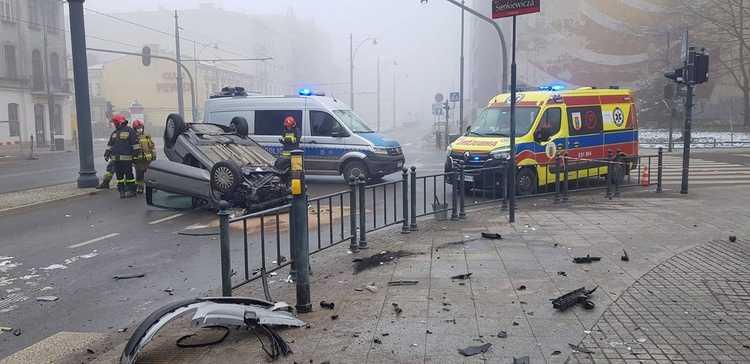 Dachowanie w centrum Łodzi. Kierowca bez prawa jazdy, ale z promilami 1 74966 3228680c621e8c1bd0804429b54372de