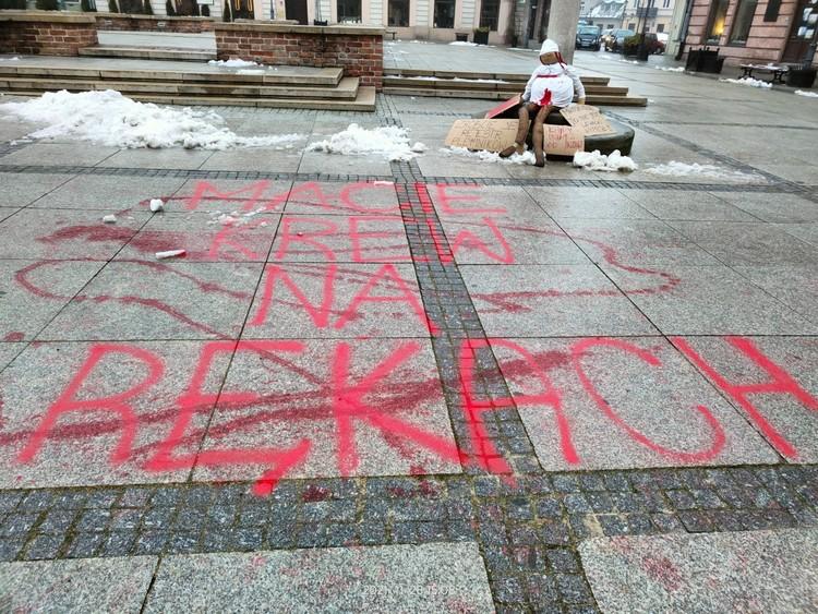 Krew na piotrkowskim Rynku. Happening Strajku Kobiet 1 74967 26eeb0e127b68ceb00b42b59f28065e7