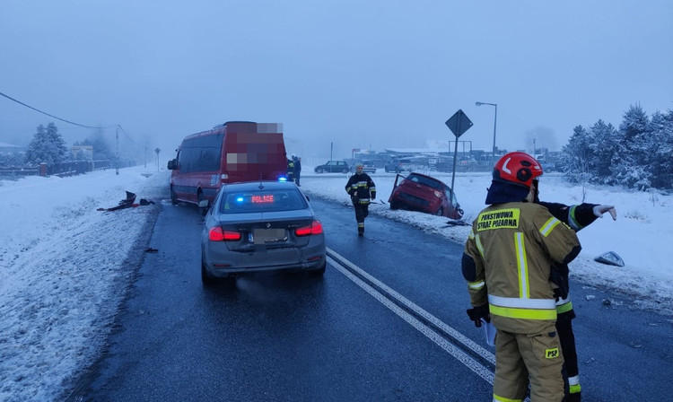 Zasnęła za kierownicą i doprowadziła do zderzenia z busem. Są ranni 1 75336 c4001df835d7ad2e04017ba3124b006b