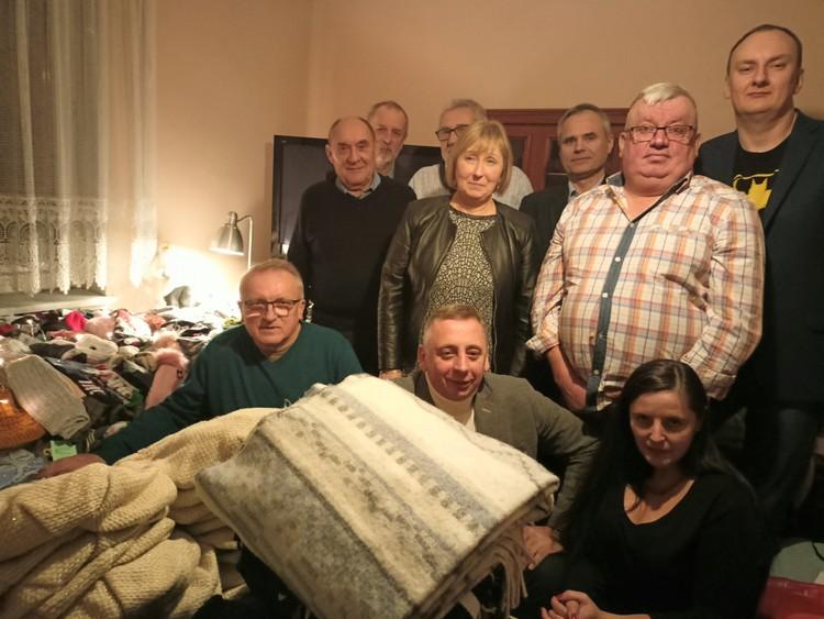 Czapki i szaliki trafią do dzieci, dzięki zbiórce radnych Osiedla Szczekanica w Piotrkowie 1 75355 036569ddb2fb155613f26fa47a50aa41