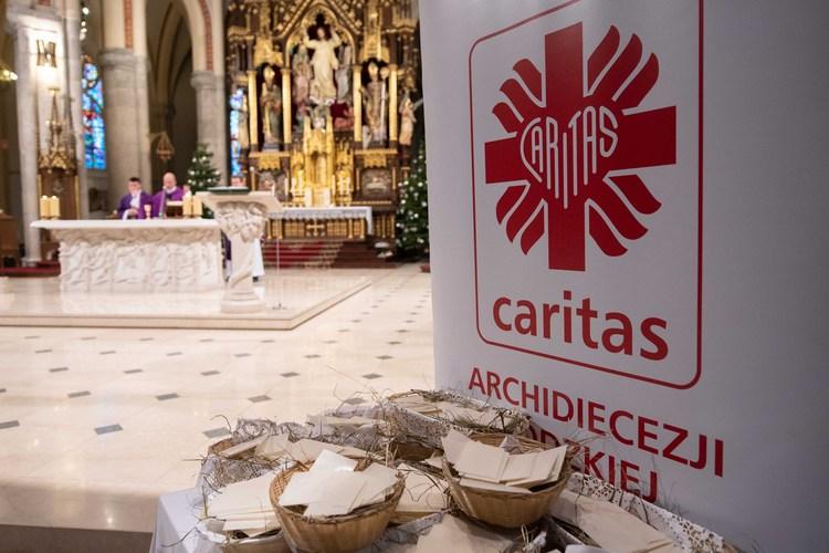 Wigilie dla podopiecznych Caritasu z archidiecezji łódzkiej - paczki z żywnością dla najbardziej potrzebujących 1 75524 75016902a90520ffa402aeccc612afb7
