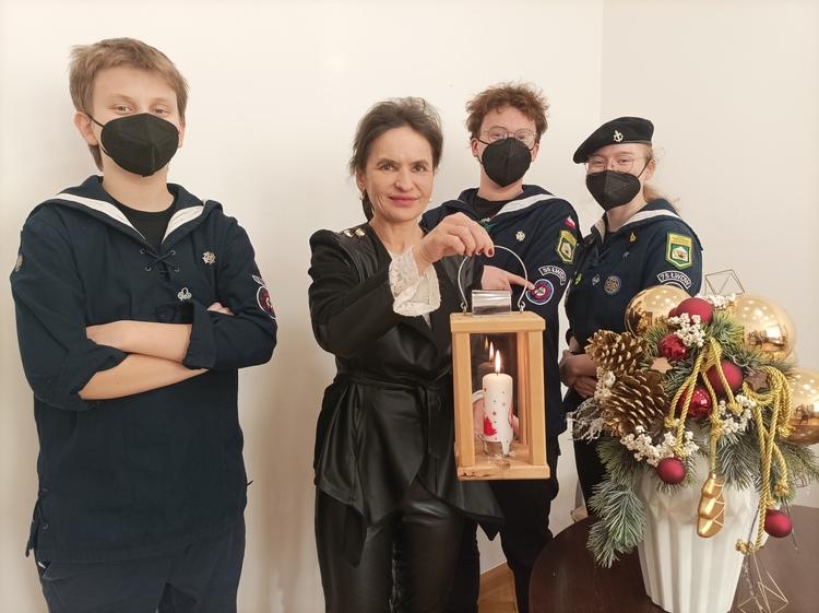 Betlejemskie Światło Pokoju dotarło do naszej rozgłośni. "Niech to światełko będzie znakiem budowy świata pokoju" 1 75656 cee24422a490381da50b9bc0c17c2fb1