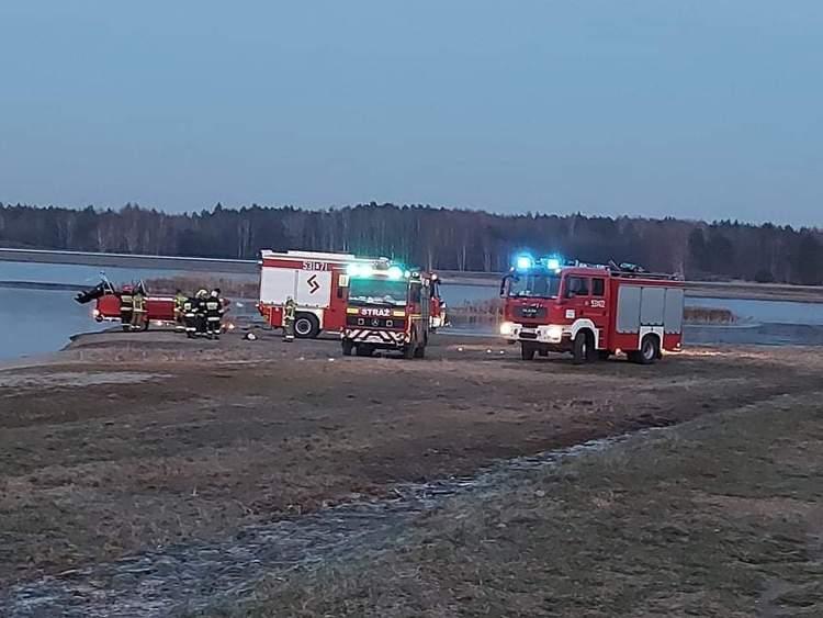 Akcja ratunkowa na zbiorniku Smardzew. Strażacy próbowali wyłowić sarny spod tafli lodu 1 75991 db8168d59f23105fc5781ea214fb60a2