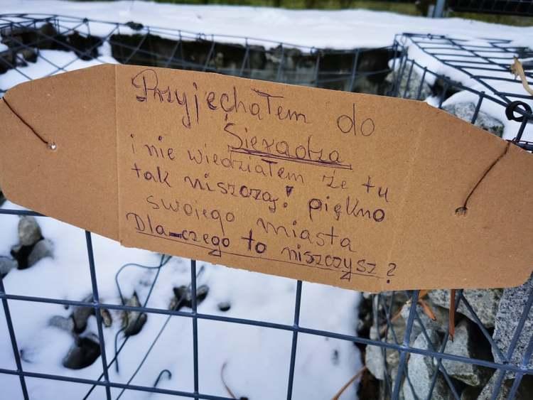 "Dlaczego niszczysz piękno swojego miasta?". Wandale dali znać o sobie w Sieradzu 1 76340 5583ef6f62122886221041f498295006