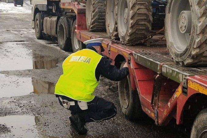 Popękana szyba i nieszczelny układ hamulcowy. Niebezpieczna ciężarówka na ulicach Łodzi 4 76640 6e7cdee15f81d9003e8de09697934717