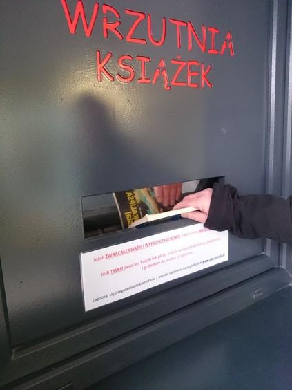 Wrzutnia książek w sieradzkiej bibliotece 1 76644 b1dc2630d287e7bd7892d5f5a0a605f7