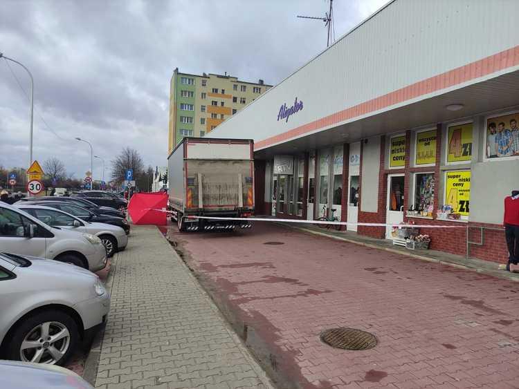 Śmiertelne potrącenie przy centrum handlowym w Sieradzu 1 76686 c800abbaf2f5b18827abfd67955bdf0f