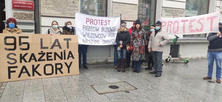 Łódź: protest mieszkańców ul. Warneńczyka przeciwko budowie blokowiska. "Wysoka zabudowa zupełnie zasłoni nam światło dzienne" 1 76769 0f4a0c60b68b78db650cd8547614759c