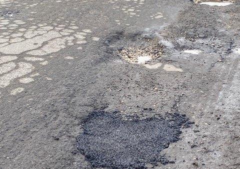 Radomsko: Mieszkaniec sam załatał dziury w drodze przy ul. Sikorskiego 3 76821 1ef217652f14bef76b861ef7a2788e0b