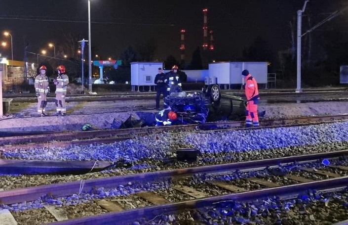 Łódź: dachowanie na torach kolejowych. Kierowca był pijany 1 76911 4ec9994b974ceb5089d3d97794a03e63