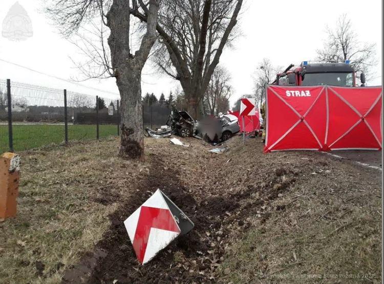 Śmiertelny wypadek w miejscowości Pamiętna. Pojazd uderzył w drzewo 1 77290 d11da79ced02c25e6d2228fd5e9050d9