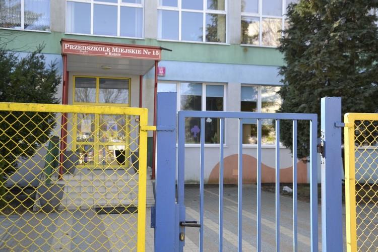 Ktoś włamał się do kutnowskich przedszkoli. Policja poszukuje sprawców 3 77536 a60af44b6dace656458501418e74fbfe