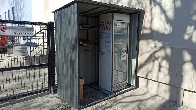 Lodówka społeczna Caritas wróciła na Kopernika w Łodzi 1 78355 b3c91d7c702c56e71a496940e4c89535