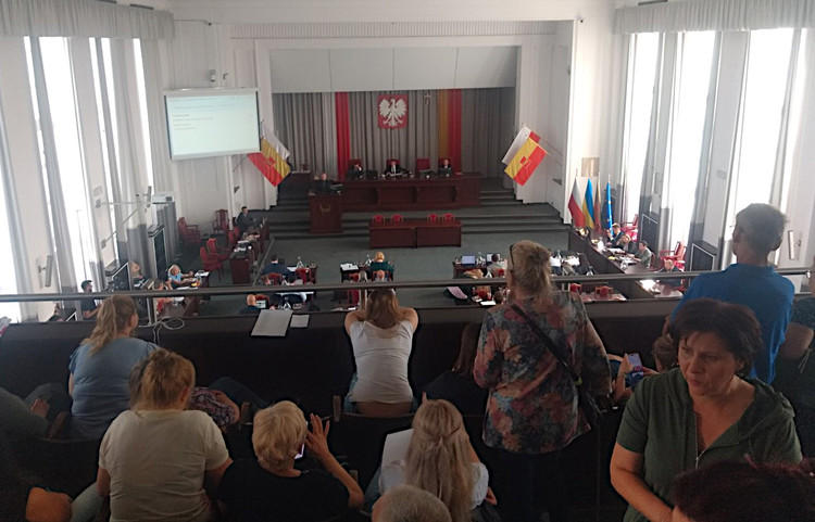 Protest pracowników MOPS-u na sesji Rady Miejskiej w Łodzi. "Oddajcie swoje diety, nie odpuścimy" 1 78881 df0c67ca62b23866ff8063774478d5bc