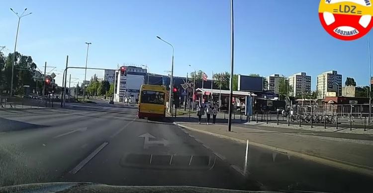 Autobus elektryczny przejeżdża na czerwonym świetle. Zabrakło prądu? 1 79059 a2b4c4889edebaf63476208029675285