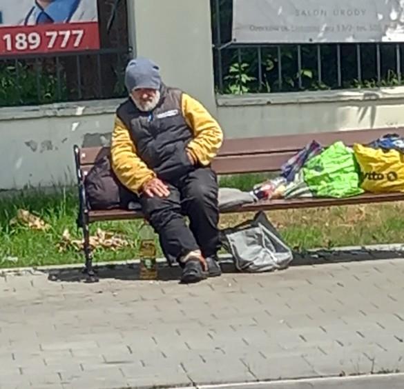 Pan Marek jest bezdomny. Od kilkunastu dni mieszka na ławce w Ozorkowie 1 79476 9d75e51277b02979234871847e63ed1b