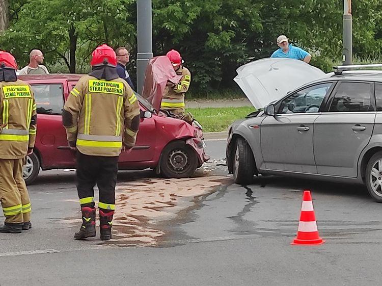 Wypadek na Lumumbowie. Dwa rozbite samochody na skrzyżowaniu, jedna osoba ranna 4 79533 620c8eb74eb0ec9c22f266be9b28fd30