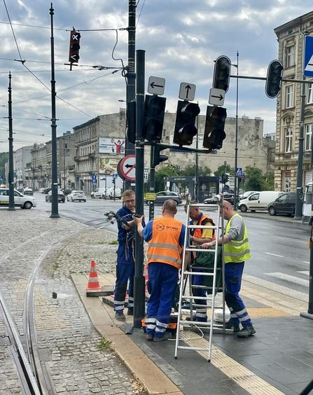 Utrudnienia na trasie WZ przy Kilińskiego. Trwa naprawa świateł uszkodzonych przez wykolejony tramwaj 1 79611 426f73eb4fd1176f051f30ea8a2d2e8b