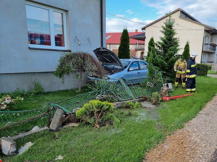 Gmina Bielawy: Nauka jazdy po alkoholu. Samochód wypadł z drogi i uderzył w dom 1 79835 372be69f8150a87040dd85e33b915e96
