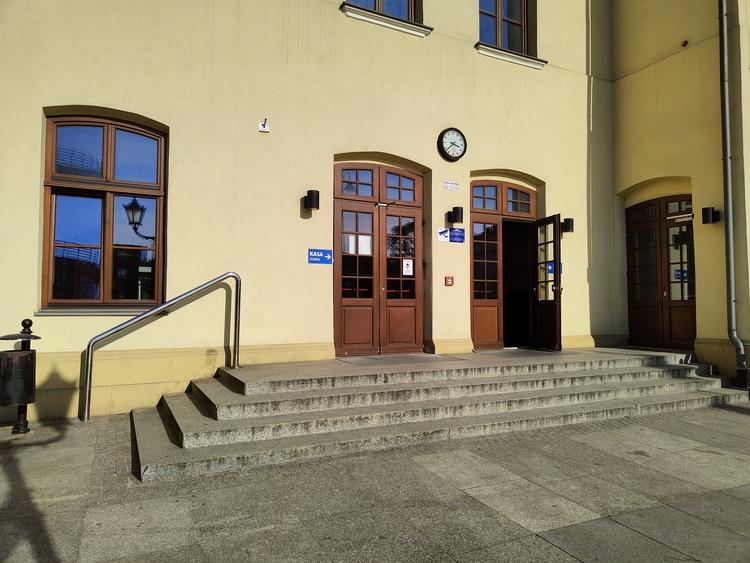 Bariery dla niepełnosprawnych na nowym dworcu w Piotrkowie 1 80202 f48bbc6d7254844b0cc267e38640dbfb
