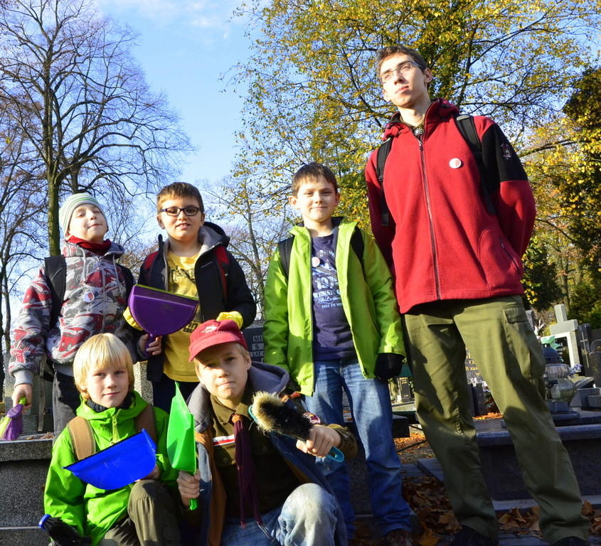 Łódź. Dzieci sprzątają nagrobki na Starym Cmentarzu