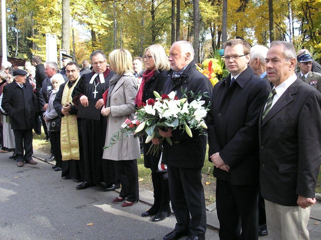 Na Dołach pochowano ofiary terroru niemieckiego i komunistycznego