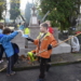Łódź. Dzieci sprzątają nagrobki na Starym Cmentarzu