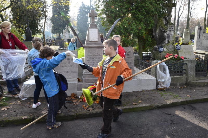 Łódź. Dzieci sprzątają nagrobki na Starym Cmentarzu