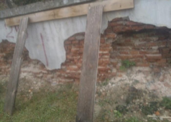Zgierz. Płot koło najstarszego cmentarza jest w fatalnym stanie