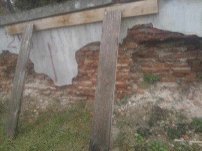 Zgierz. Płot koło najstarszego cmentarza jest w fatalnym stanie 1 Zgierz. Płot koło najstarszego cmentarza jest w fatalnym stanie