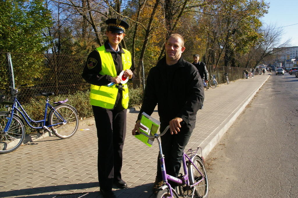 Radomsko. Rowerzyści na drogach