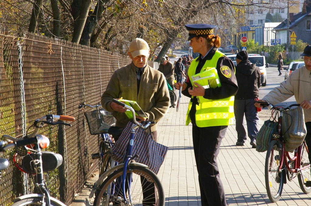 Radomsko. Rowerzyści na drogach