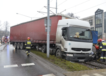 Kopcińskiego/Tuwima. TIR zablokował torowisko
