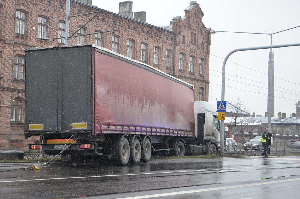 Kopcińskiego/Tuwima. TIR zablokował torowisko