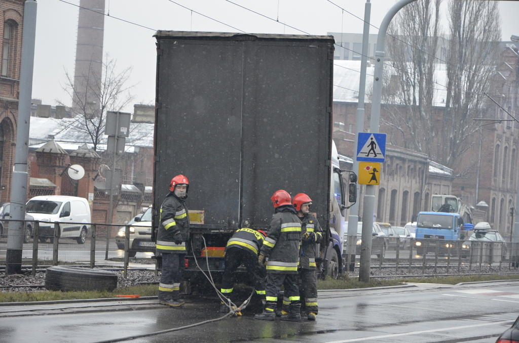 Kopcińskiego/Tuwima. TIR zablokował torowisko