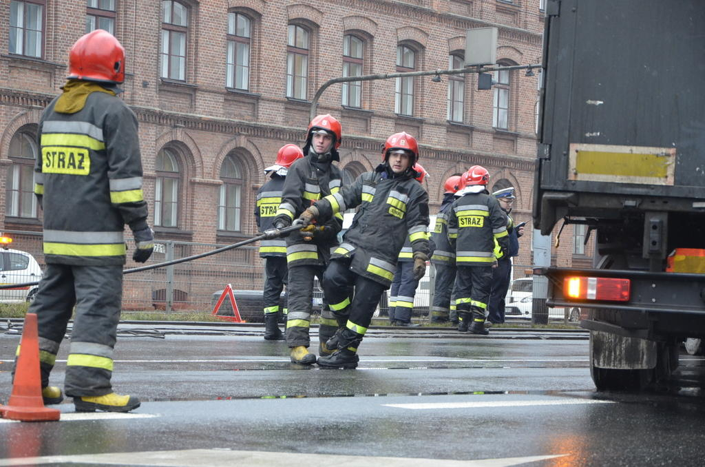 Kopcińskiego/Tuwima. TIR zablokował torowisko