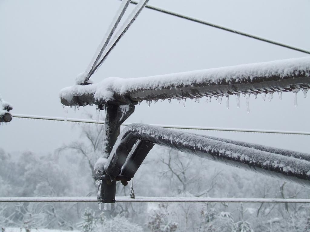 Awarie energetyczne w regionie. Tysiące osób bez prądu
