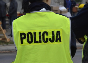 Policjanci uratowali człowieka przed zamarznięciem