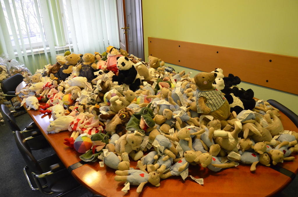 Pluszowe miśki dla dzieci w karetkach pogotowia