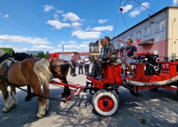 I Zlot Ochotniczych Straży Pożarnych w Prymusowej Woli. Parada zabytkowych i nowoczesnych wozów strażackich [WIDEO]