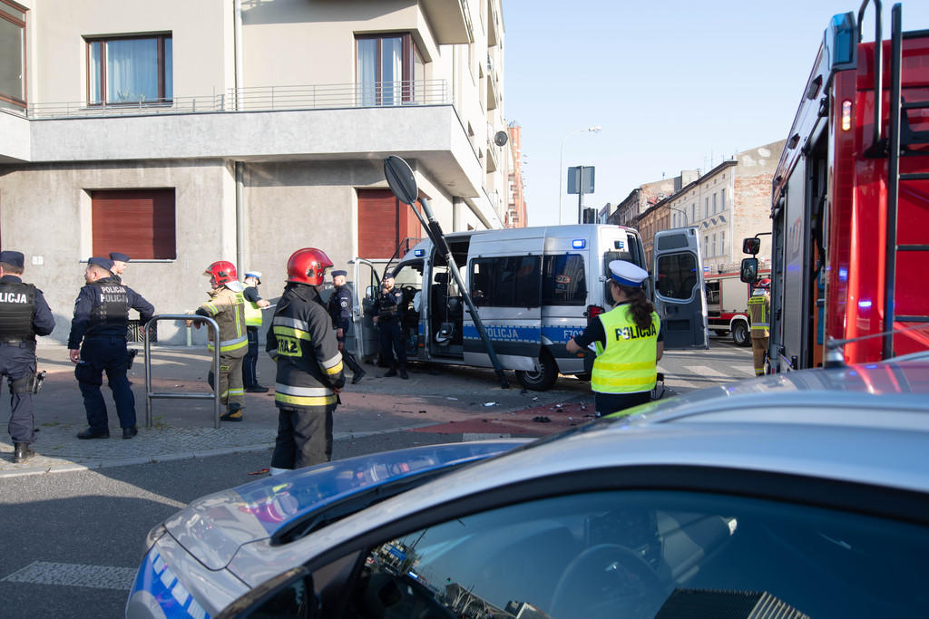 Wypadek w centrum Łodzi. Rozbite radiowóz i osobówka