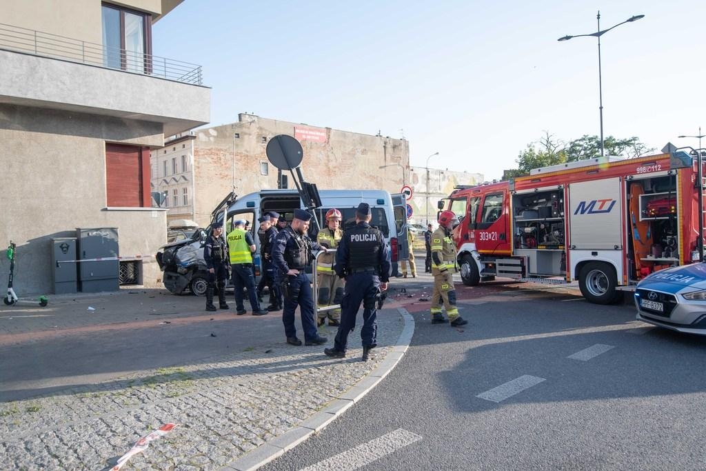 Wypadek w centrum Łodzi. Rozbite radiowóz i osobówka