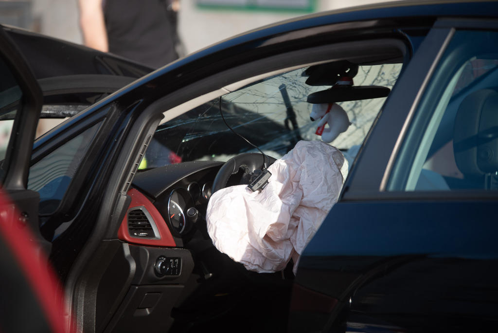 Wypadek w centrum Łodzi. Rozbite radiowóz i osobówka