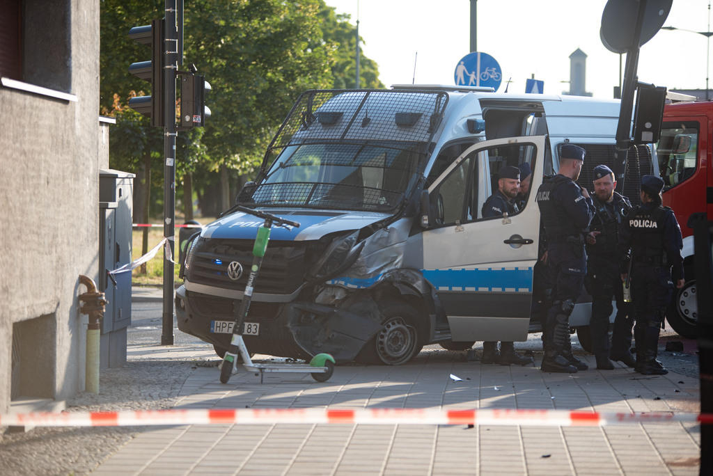 Wypadek w centrum Łodzi. Rozbite radiowóz i osobówka