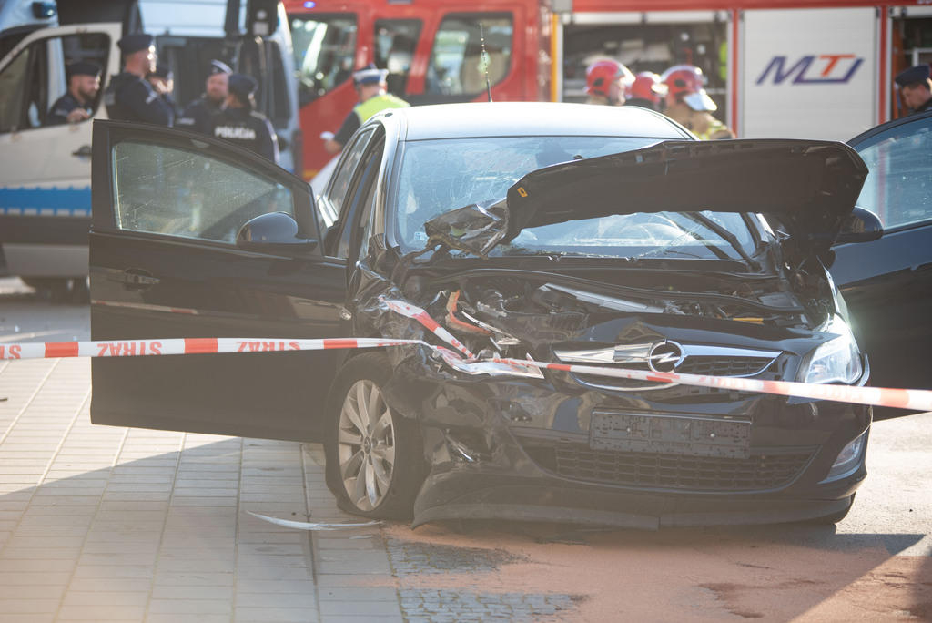 Wypadek w centrum Łodzi. Rozbite radiowóz i osobówka