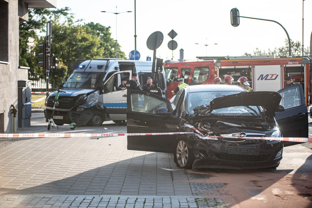 Wypadek w centrum Łodzi. Rozbite radiowóz i osobówka