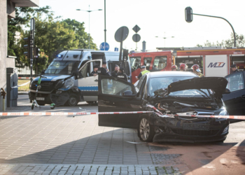 Wypadek w centrum Łodzi. Rozbite radiowóz i osobówka