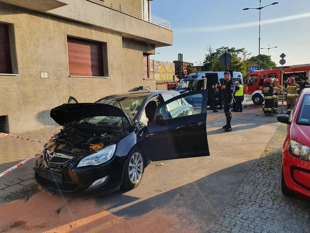 Wypadek w centrum Łodzi. Rozbite radiowóz i osobówka