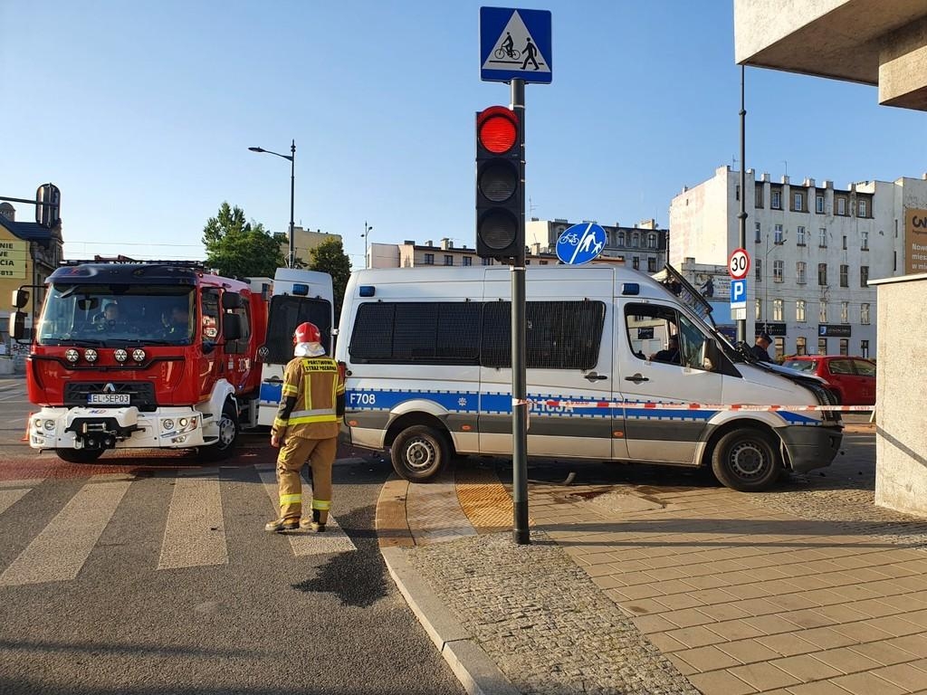 Wypadek w centrum Łodzi. Rozbite radiowóz i osobówka