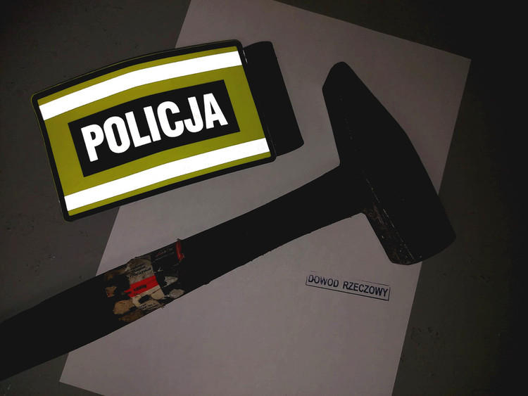 Wybił młotkiem szyby w aucie, bo był zazdrosny byłą partnerkę. Miał 4 promile alkoholu 1 Wybił szyby w aucie za pomocą młotka